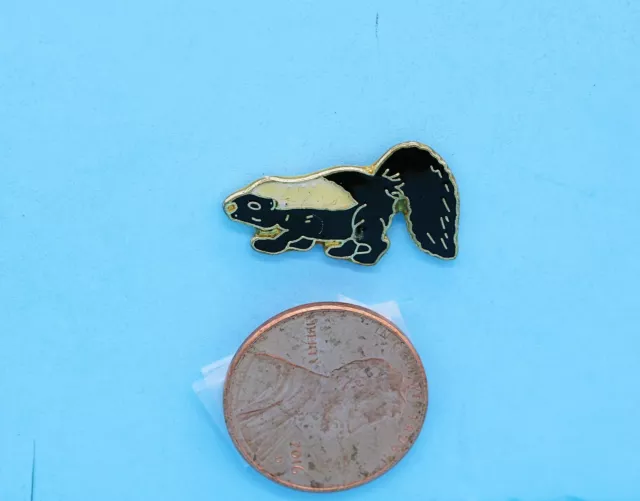 Enamel PIN vtg SKUNK Animal Spray Stink