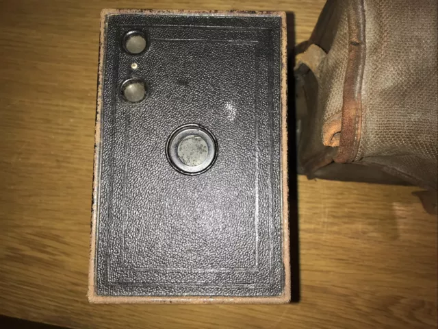 Cámara en caja Brownie Kodak número Modelo C 2A con estuche de transporte