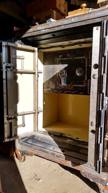 ANTIQUE HALL'S SAFE & LOCK CO. LARGE SAFE - Buyer Responsible for Pickup ANTIQUE HALL'S SAFE & LOCK CO. LARGE SAFE - Buyer Responsible for Pickup