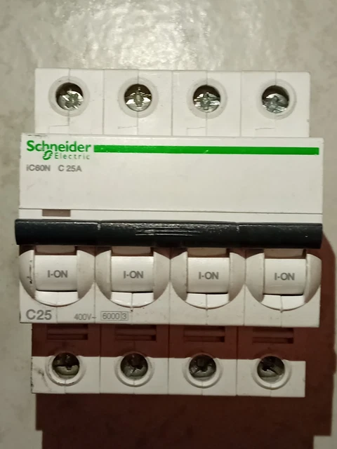 Lot De 4 Disjoncteurs Schneider IC60N 1P Courbe C 1A – A9F77110 (Déstockage Neuf)