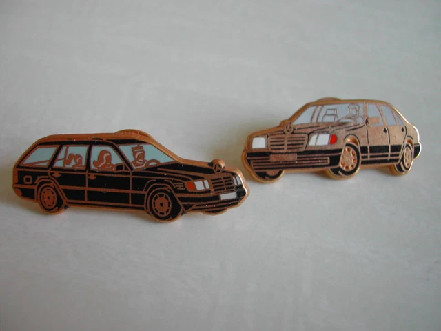 Lot de 2 pin's DAIMLER / MERCEDES class C Break et Berline par ARTHUS BERTRAND