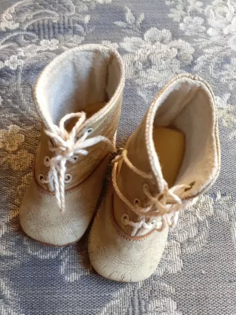 Belles chaussures anciennes  beige ,en cuir,  de poupon  ,poupée, petit bébé