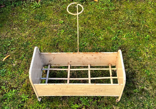Ancien Lit De Poupée En Fer Forgé – XIXe Siècle – Blanc Avec Matelas Et Coussins