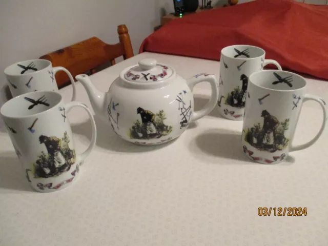 New Paul Cardew 1 Tea Pot and 4 Tall Mugs in Original Box. The Gardener Design.