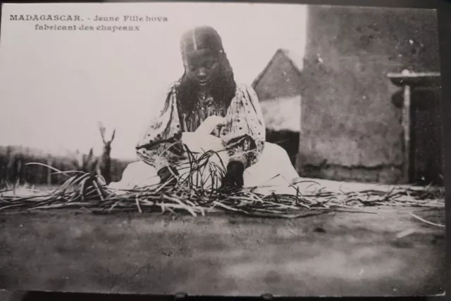 carte postale ancienne non circulé Madagascar  fille Hova fabricant des chapeaux