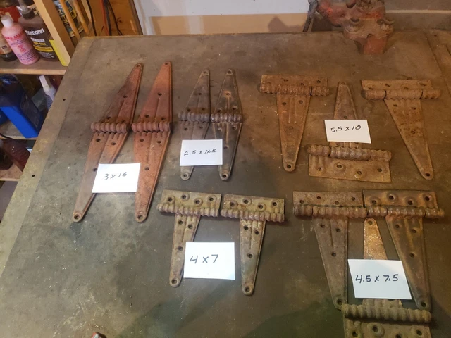 Lot of 12 vintage ribbed T-strap and barn strap hinges