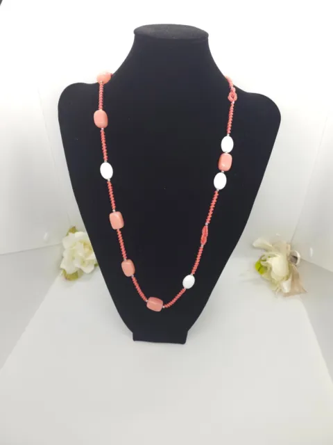 Collana a chiacchierino fatta a mano con pietre in rosa e bianco