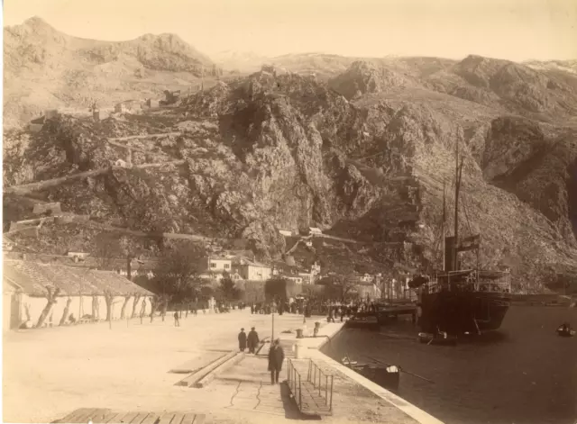 Yougoslavie, Montenegro, Kotor, Cattaro, vue sur le port, navire amarré  Vintage