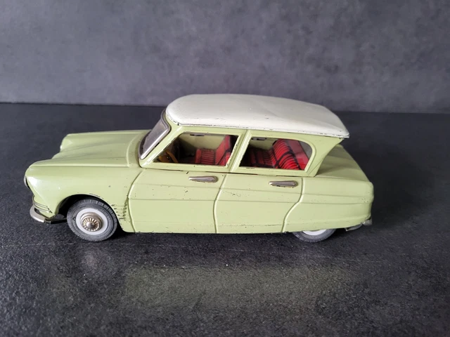 Ancienne voiture en tôle Joustra mécanique - Collection