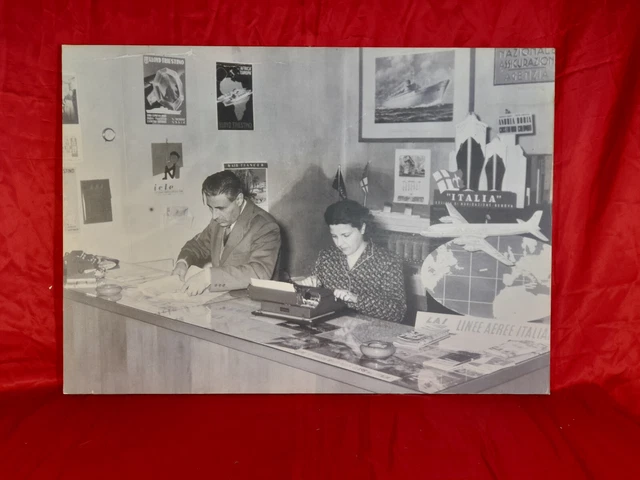 FOTO VINTAGE AGENZIA DI VIAGGI PORDENONE(?) 1955 su pannello rigido cm.69x49