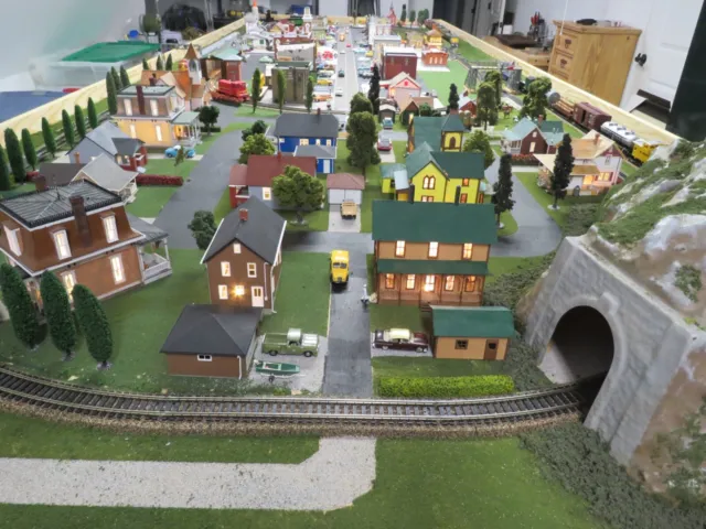 ho scale model train layout (see pictures)