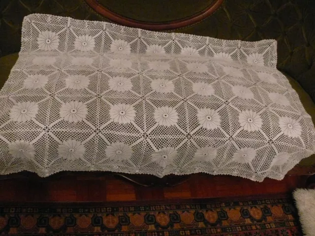 Schöne alte gehäkelte  Decke Tischdecke  mit 35 Motiven Handarbeit 110 x 90 cm
