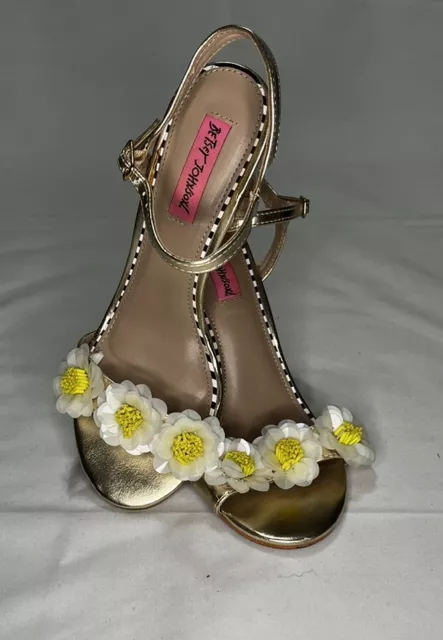 BETSEY JOHNSON SEDONA Gold Faux Leather Pumps Daisy Embellished Toes Sz ...