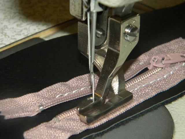 JANOME Reißverschlußfuß verstellbar JANOME Reißverschlußfuß verstellbar