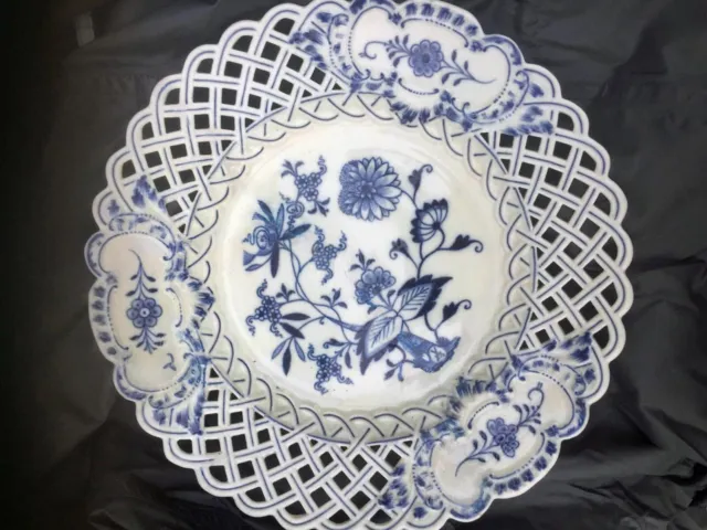 Meissen Porzellanteller mit Durchbrucharbeit, weiß/blau, 28 cm, II. Wahl