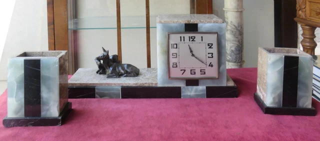 050134 Orologio art deco e 2 colonnine in marmi policromi , con figure di cervi