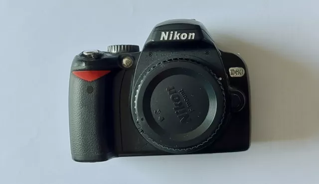 Nikon D60 Digitalkamera Spiegelreflex Kit mit 18-55mm f/3.5-5.6G VR 10,2 MP TOP!