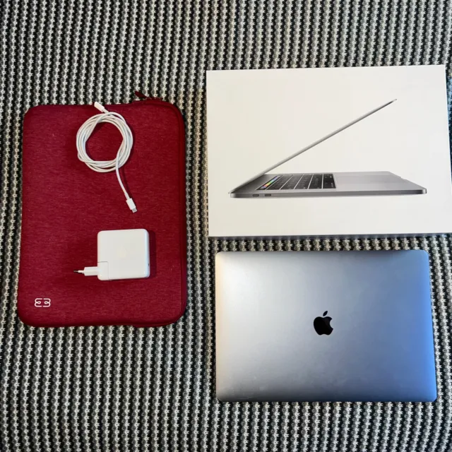 Apple MacBook Pro 15” con Touch Bar (256GB SSD, Intel Core i7 2.8GHz, 16GB Ram)
