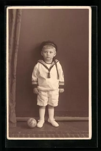 Foto-AK Kleiner Junge im Matrosen-Anzug, Kinder Kriegspropaganda