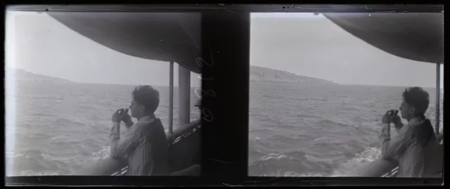 FRANCE Homme dans un bateau Photo NEGATIVE c1930 Vintage Plaque de verre P74L28n