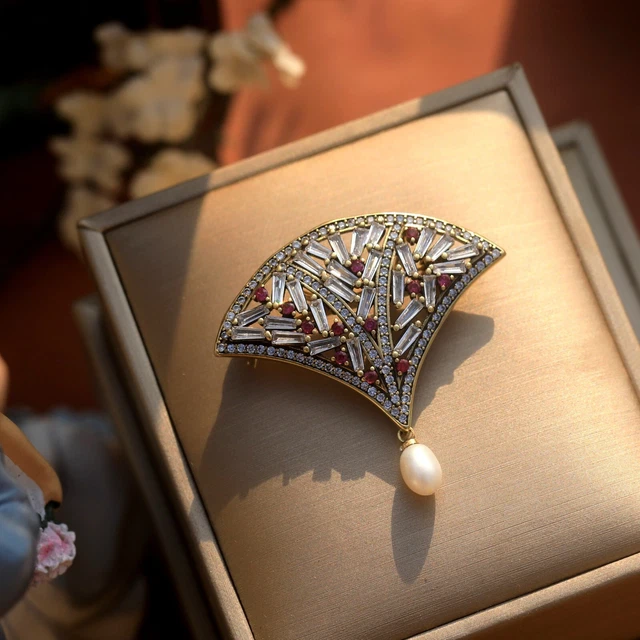 Broche éventail Vintage Karl Lagerfeld - Signée, Dorée à L'or Fin 24 Carats, Occasion