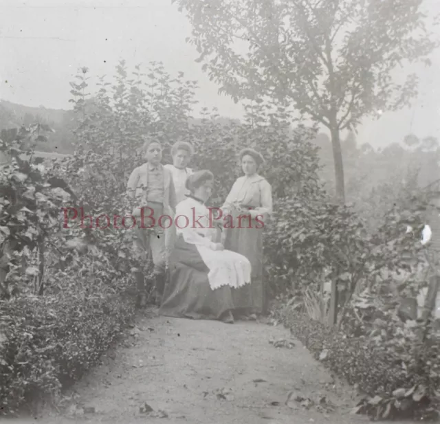 Family Jardin France or Germany Photo Stereo Glass Plate Vintage c1920 