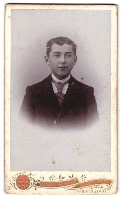Fotografie Emil Hoppe, Hartmannsdorf, Portrait jugendlicher Knabe im Anzug mit
