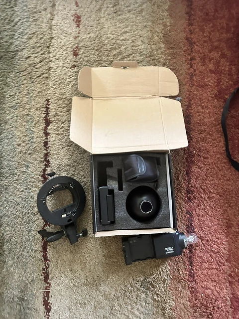 Yongnuo Speed light Kit. (USED 3x) STAND AND CLAMP INCLUDED.