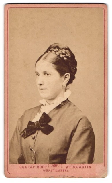 Fotografie Gustav Bopp, Weingarten /Württemberg, Junge Dame mit Flechtfrisur