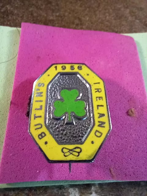 (MO1)  Vintage BUTLINS MOSNEY IRELAND 1958 Enamel Badge