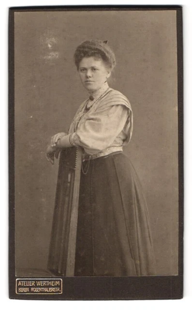 Fotografie Atelier Wertheim, Berlin, Rosenthalerstr., Portrait Dame in gestreif