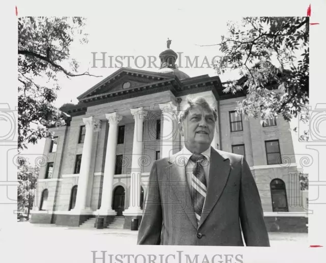 1981 Press Photo Judge Jodie Stavinoha outside remodeled Richmond courthouse, TX