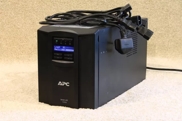 APC SMT1000i tower (Black) with LCD screen --brand new batteries-- 12m RTB wty.