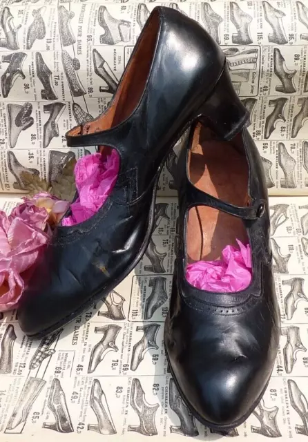 ANCIENNE PAIRE de CHAUSSURES  pour dame modèle "Charles IX" cuir noir vers 1930