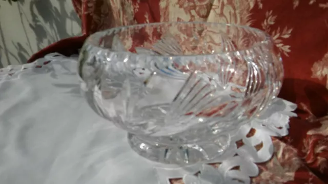 Très belle grande coupe en cristal taillé à la roue sur petit piédouche.