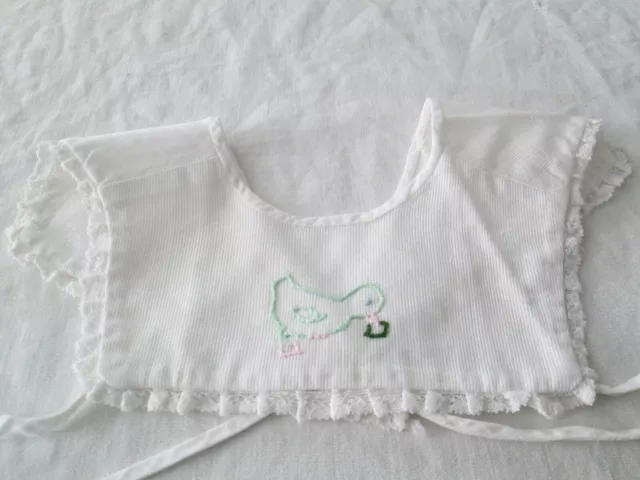 Bavoir ancien pour bébé ou poupée - Blanc brodé - Tour dentelle -