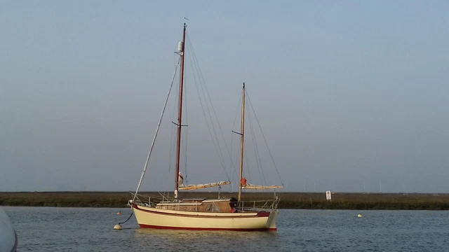 PETER DUCK CLASS: 28 foot classic cruising yacht with moderate draft. £ ...