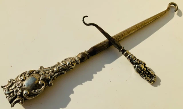Coppia antichi uncini per allacciare stringhe / corsetti con manico in argento