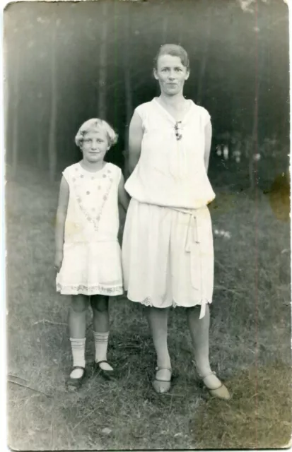 Orig. Foto-AK in/um NEUSALZ /NOWA SÓL Mutter mit Tochter im Wald 1930