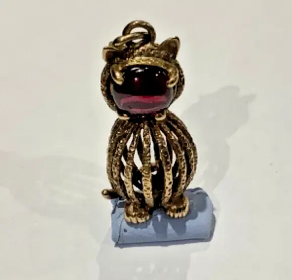 Highly detailed Vintage 9ct Gold charm of a CAT with a red stone face hallmarked