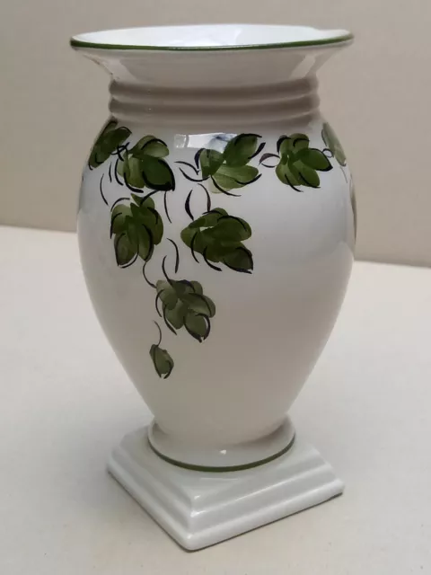 Petit vase en faïence avec décor de feuilles de vigne