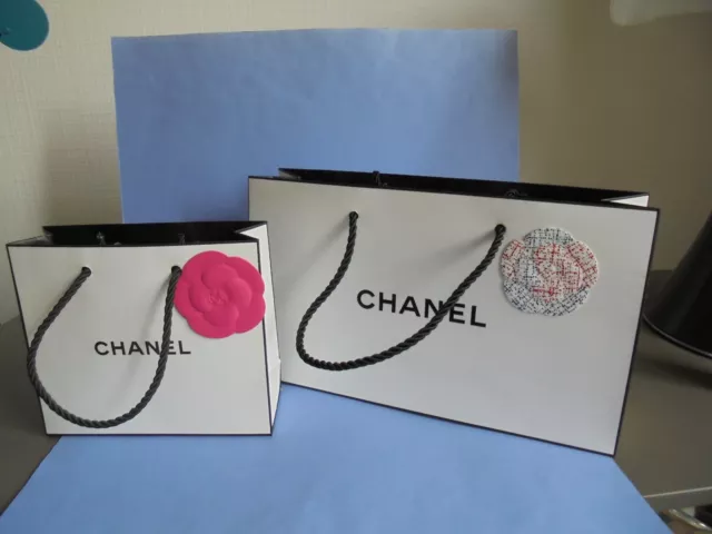 Chanel - Lot De 2 Sacs Publicitaires Cartonnes  Blanc Et Noir Avec Camelia