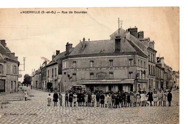 CPA Angerville (91 Essonne), Rue de Dourdan, animée, nnées 1910