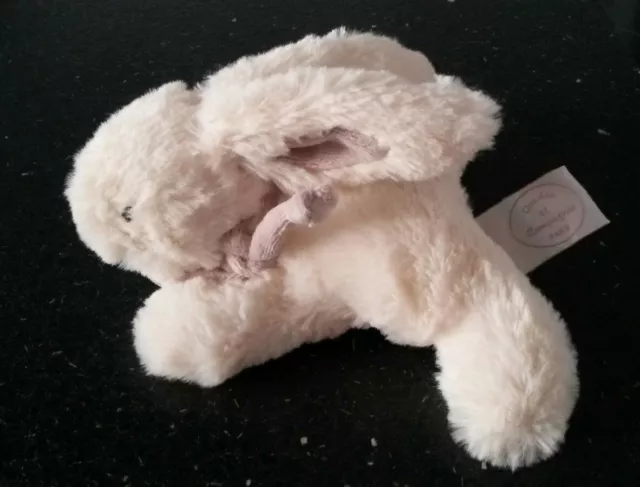 Peluche petit lapin Doudou et Compagnie beige blanc taupe 15 cm allongé bonbon