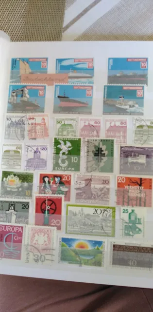 Briefmarkenalbum mit Briefmarken Aus Deutschland und Weltweit, 30 - 40 Jahre alt