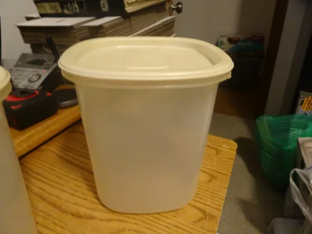 Vintage Rubbermaid 12 Cup Container 