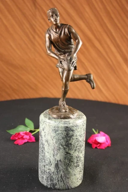Sculpture Art Déco en régule et marbre : Le footballeur