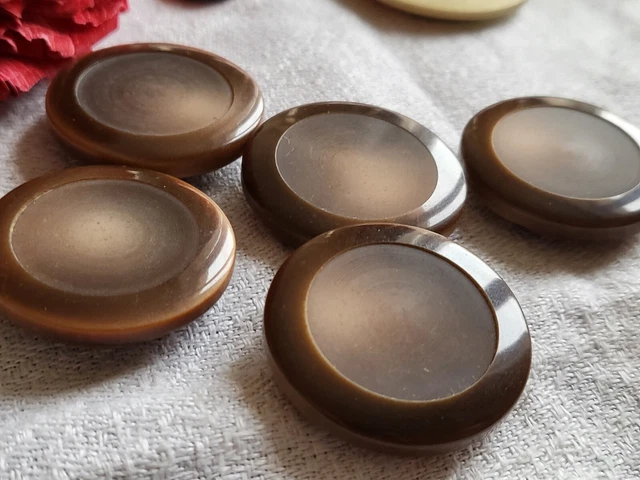 Lot De 2 Gros Boutons Vintage Argenté Et Résine Marron - Chaînette Incluse - Pied 2,8 Cm - Fabrication France