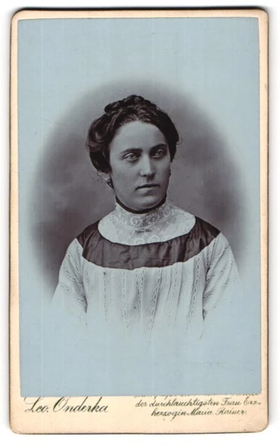 Fotografie Leo. Onderka, Gmünd, Junge Frau mit Duttfrisur CDV /Kabinett-Foto
