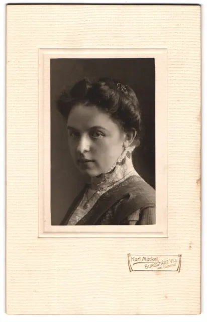 Fotografie Karl Mäckel, Burgstädt i. Sa., Dame im Kleid mit hohem Spitzenkragen